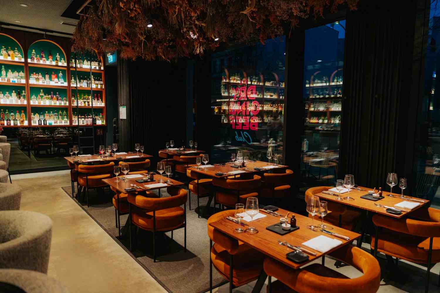 Restaurant ambience horizontal 1