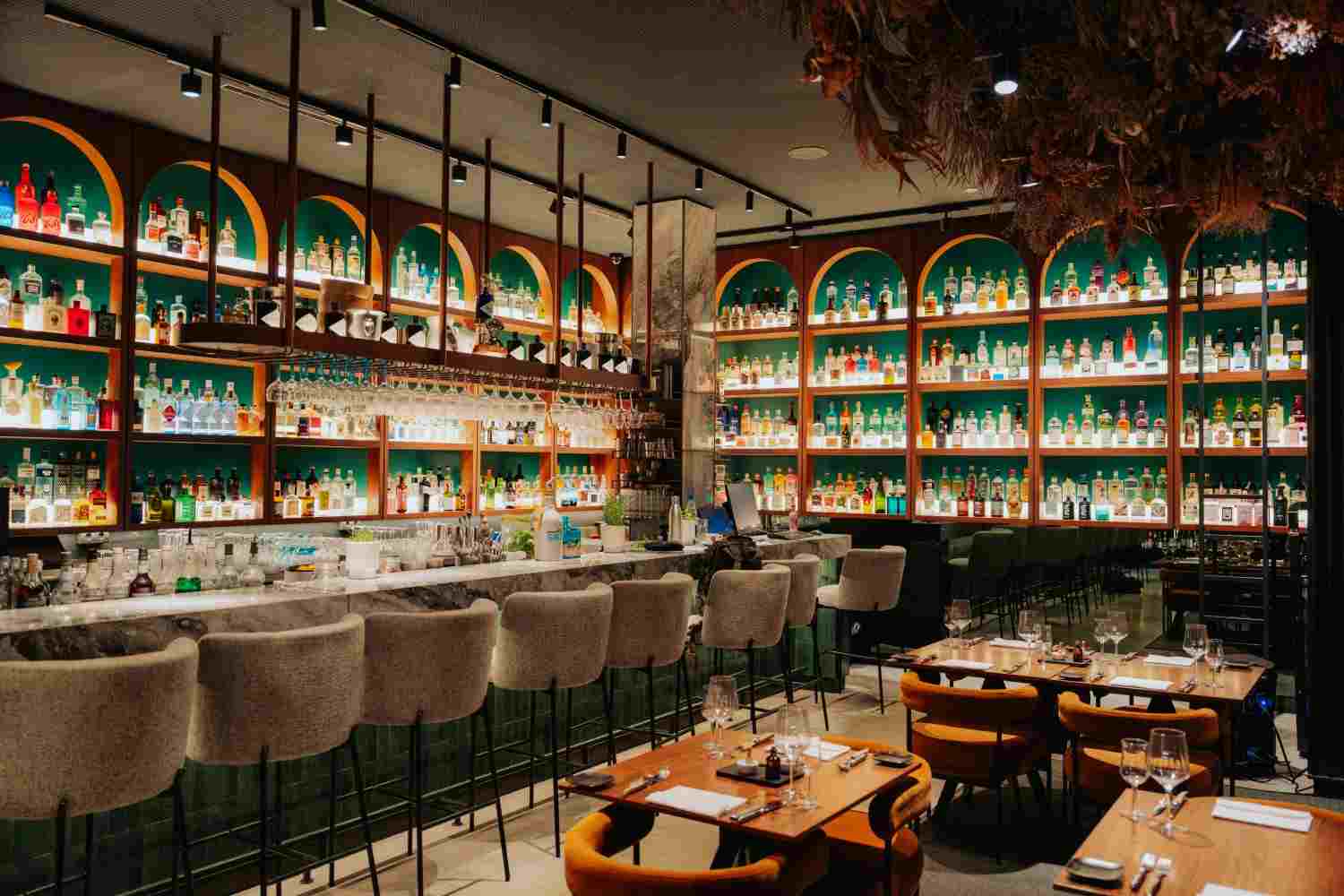 Restaurant ambience horizontal 2